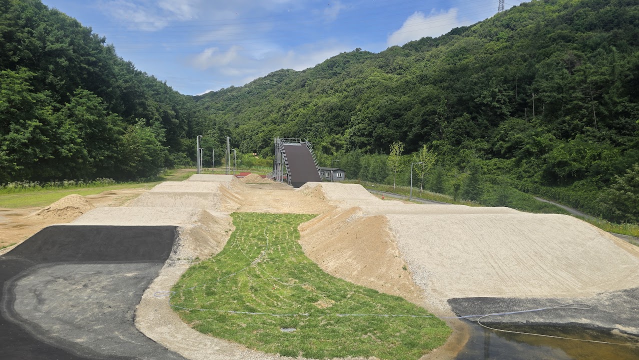 진천 국가대표선수촌 BMX 레이싱장 트랙과 스타트힐 전경